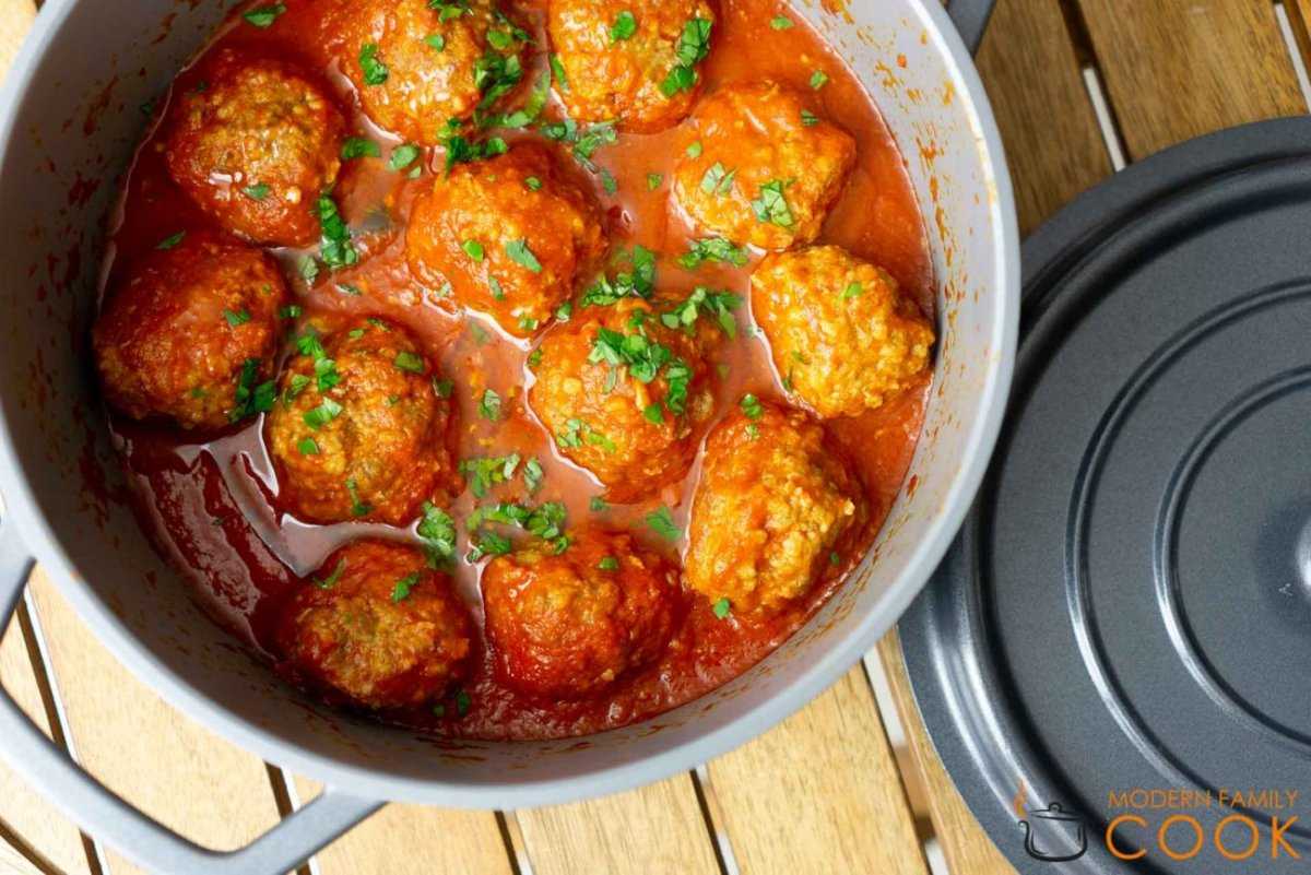 Тефтели с рисом на сковороде: 7 простых рецептов