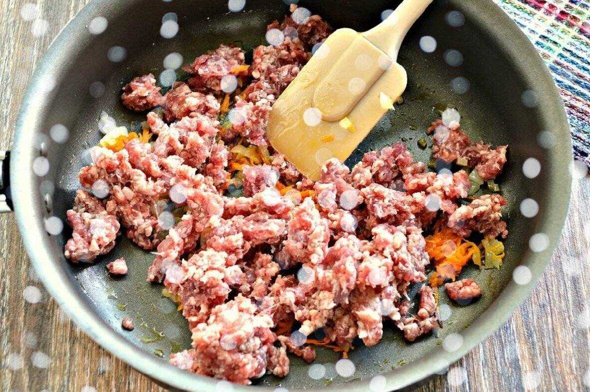 Как вкусно пожарить фарш на сковороде: без комочков, для макарон, спагетти, каши, рецепт с фото