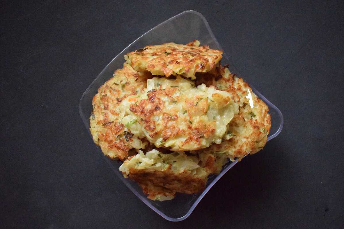 Картофельные драники на сковороде из мясного фарша