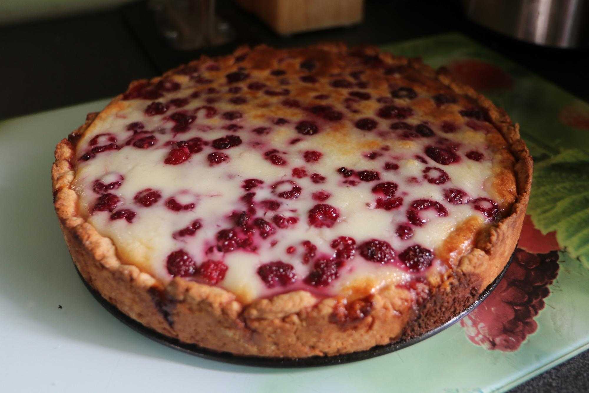 Пирог с клубникой и сметанной заливкой: рецепт