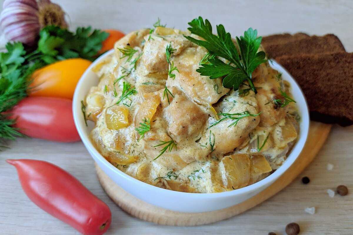 На заметку любознательным хозяйкам предлагаю рецепт приготовления куриного филе, тушеного в сметане, которое буквально тает во рту Это блюдо с удовольствием едят детки и взрослые