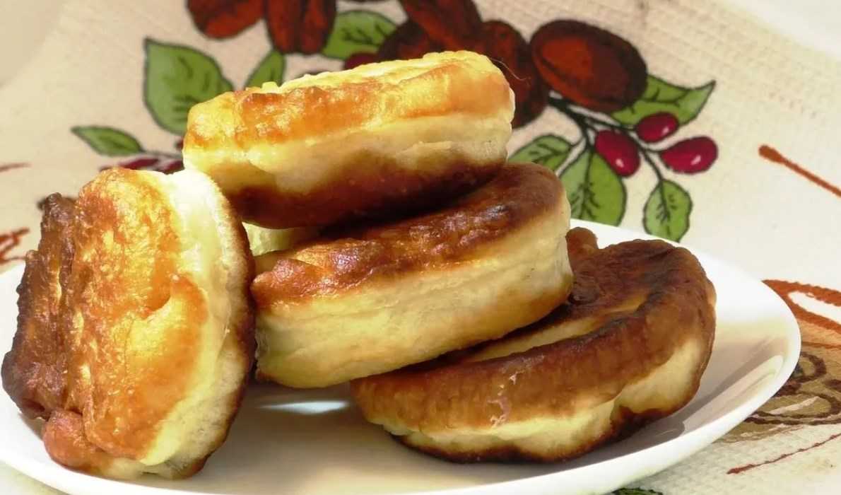 Пышные оладьи на кефире: 5 самых вкусных рецептов с фото (пошагово)