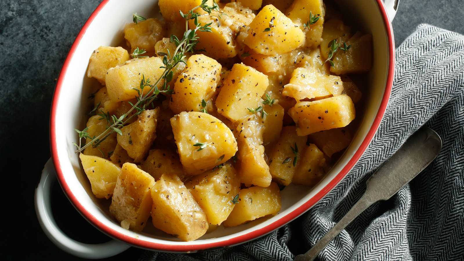 Тушеная картошка с тушенкой в мультиварке - 7 пошаговых фото в рецепте