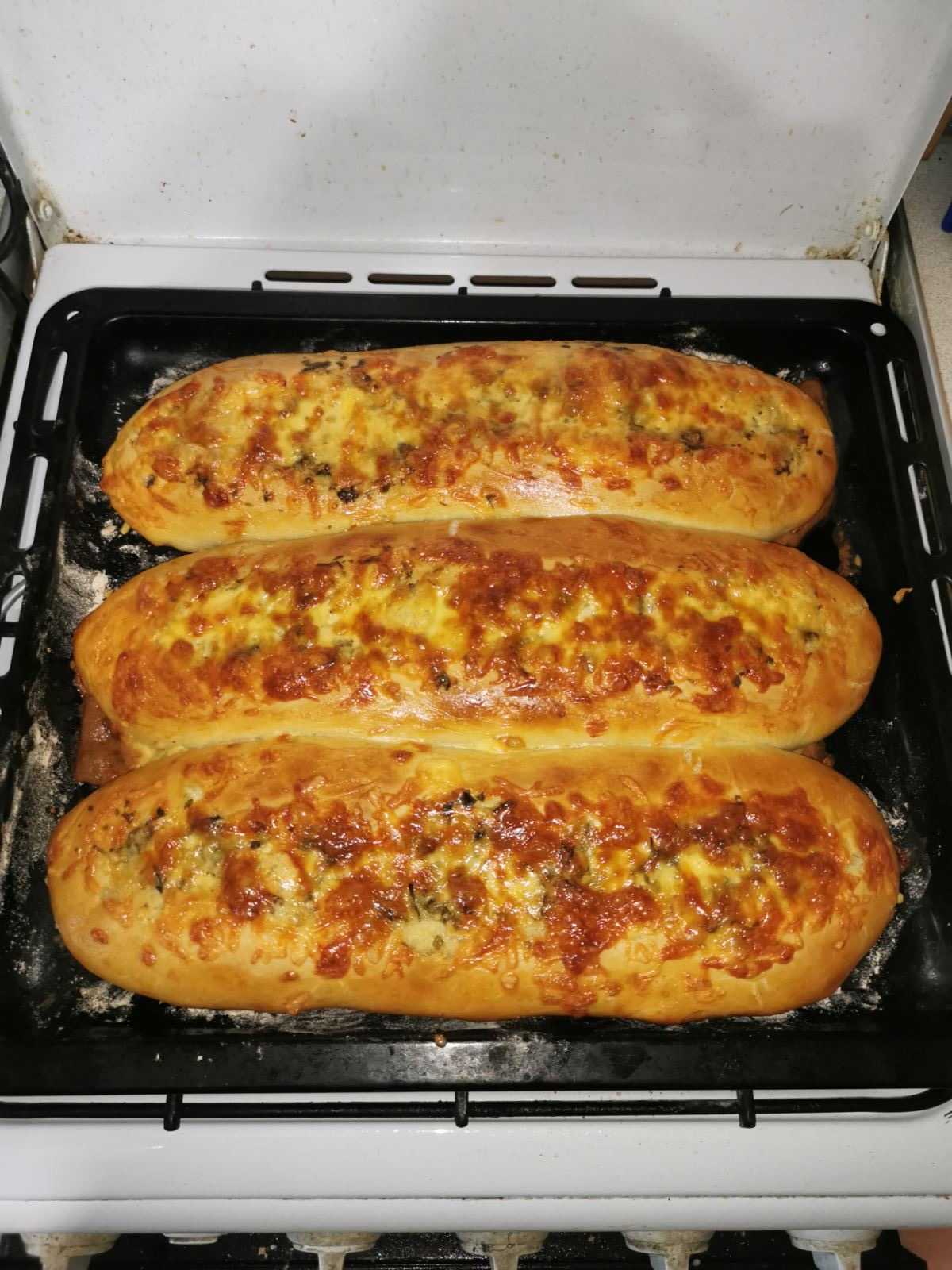 Багет с чесноком и зеленью