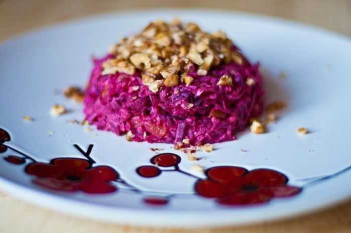 Вкусный и сытный салат со свеклой и грецкими орехами