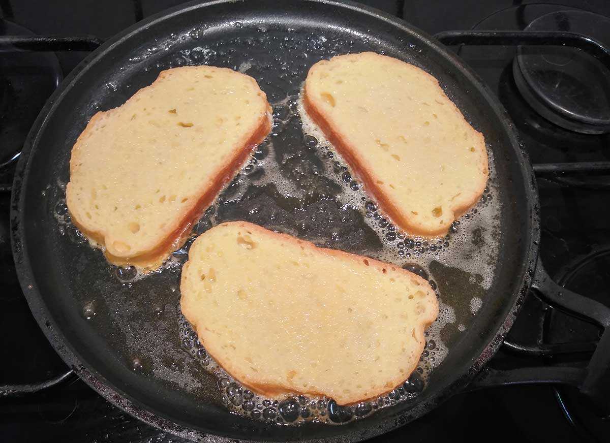 Вкусные гренки - 11 простых и рецептов с молоком и яйцом  на сковороде и в духовке