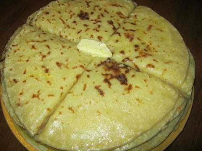 Вкуснейшее кавказское блюдо, которое довольно сильно распространено в Кабардино-Балкарии Это лепешки из тонкого теста с творогом, рассольным сыром или мясной начинкой с зеленью