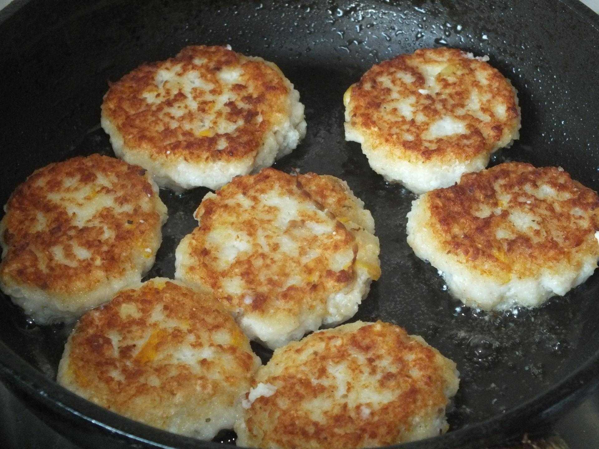 Очень вкусные, сочные, пышные рыбные котлеты из минтая или другой белой рыбы — лучшие рецепты