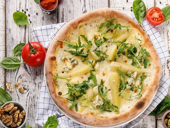 Пицца с грушами — 8 вкусных рецептов с сыром, луком, мясом, ветчиной и тыквой