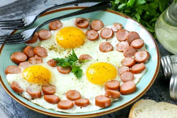 Яичница с сосисками – 8 рецептов красивого завтрака