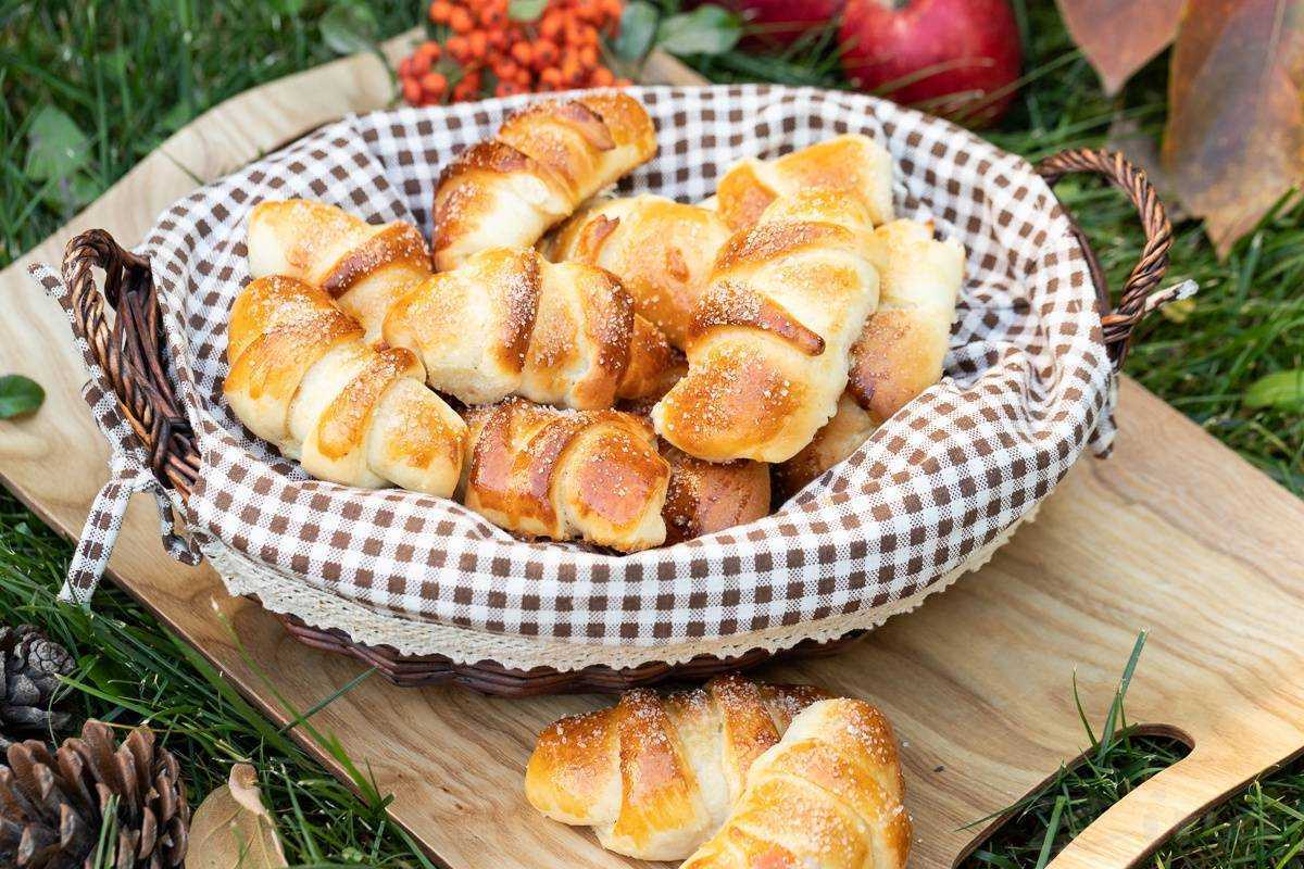 Нежные булочки-плетенки с ореховой начинкой