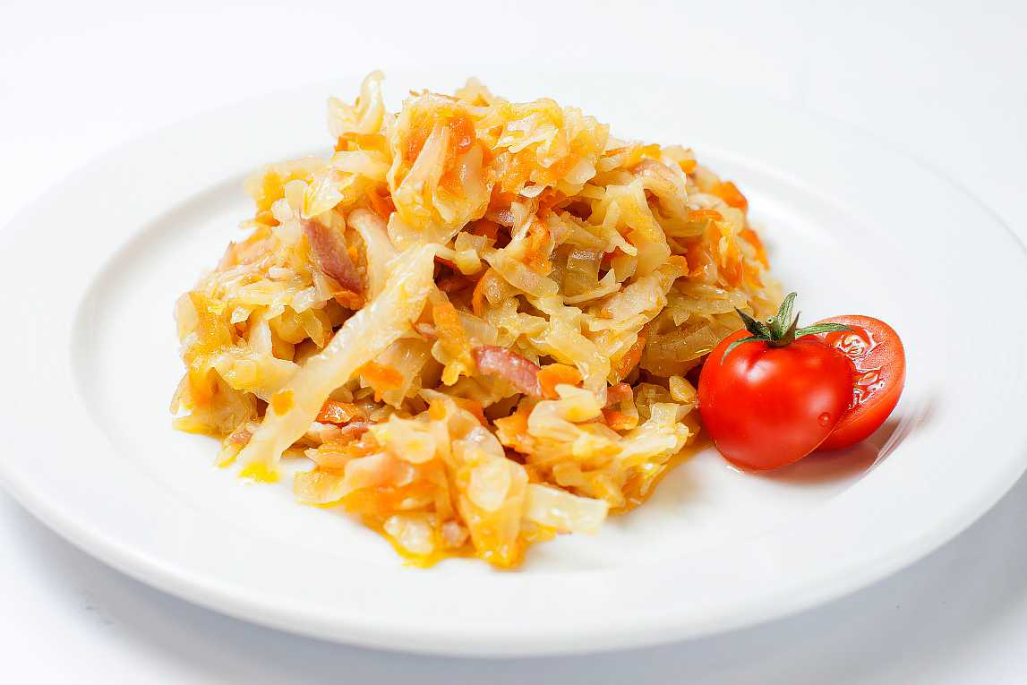 Тушеная пекинская капуста с мясом и овощами