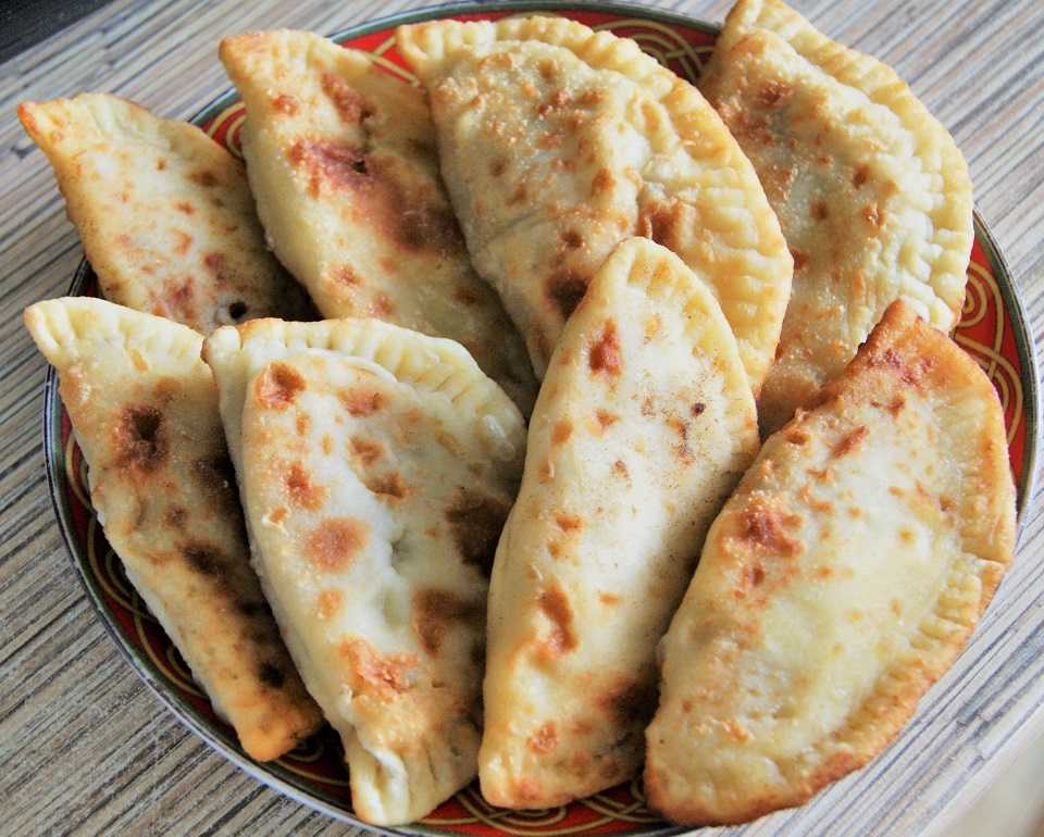 Домашние чебуреки с мясом на сковороде — рецепты самых сочных и хрустящих чебуреков