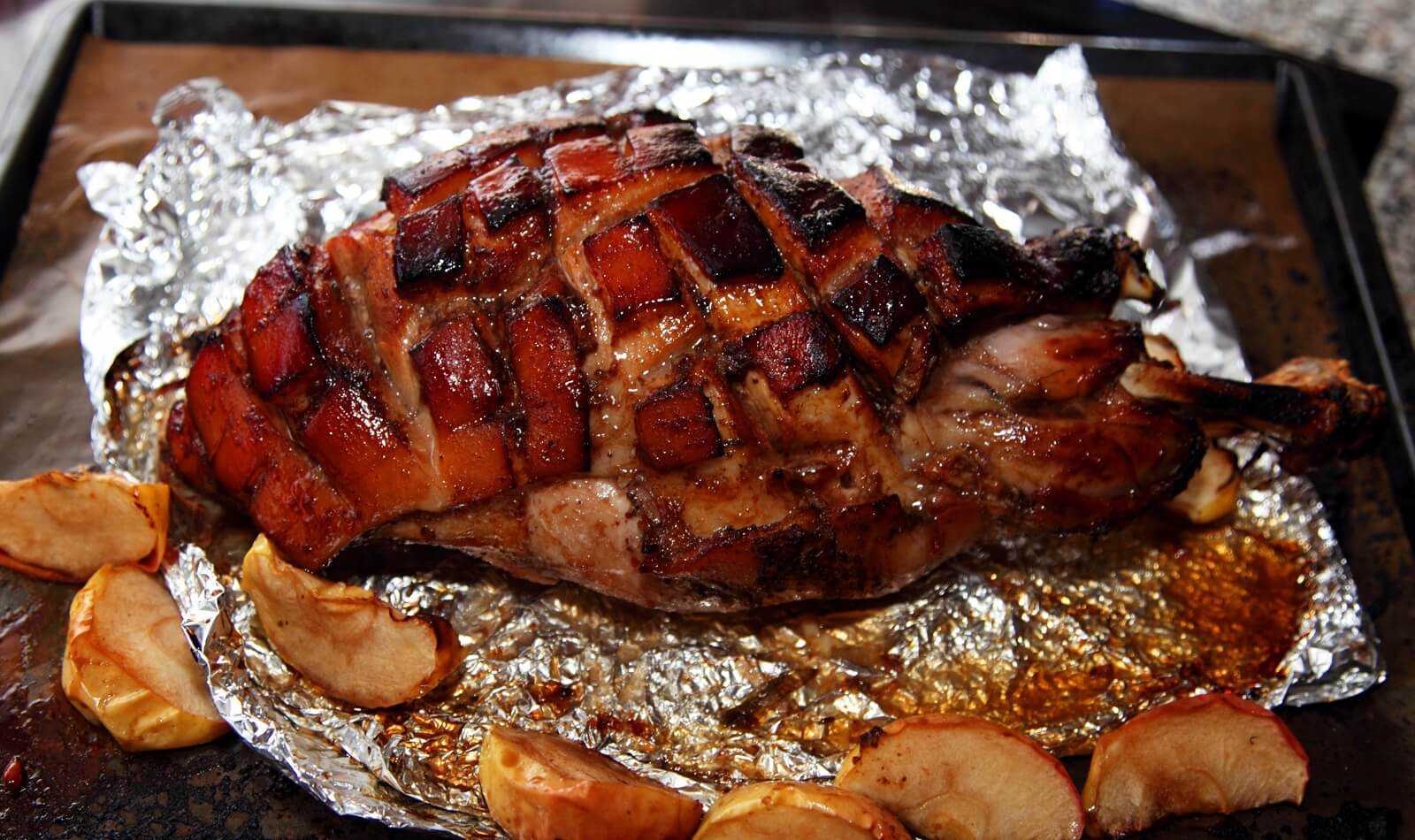 Сочная свинина в духовке: 10 вкусных рецептов