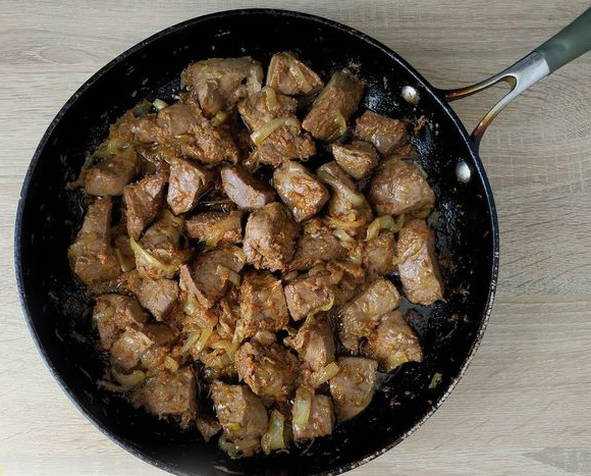 Тушёная говяжья печень с луком и морковью. тушеная печень с морковью и луком жарим печень говяжью с луком и морковью
