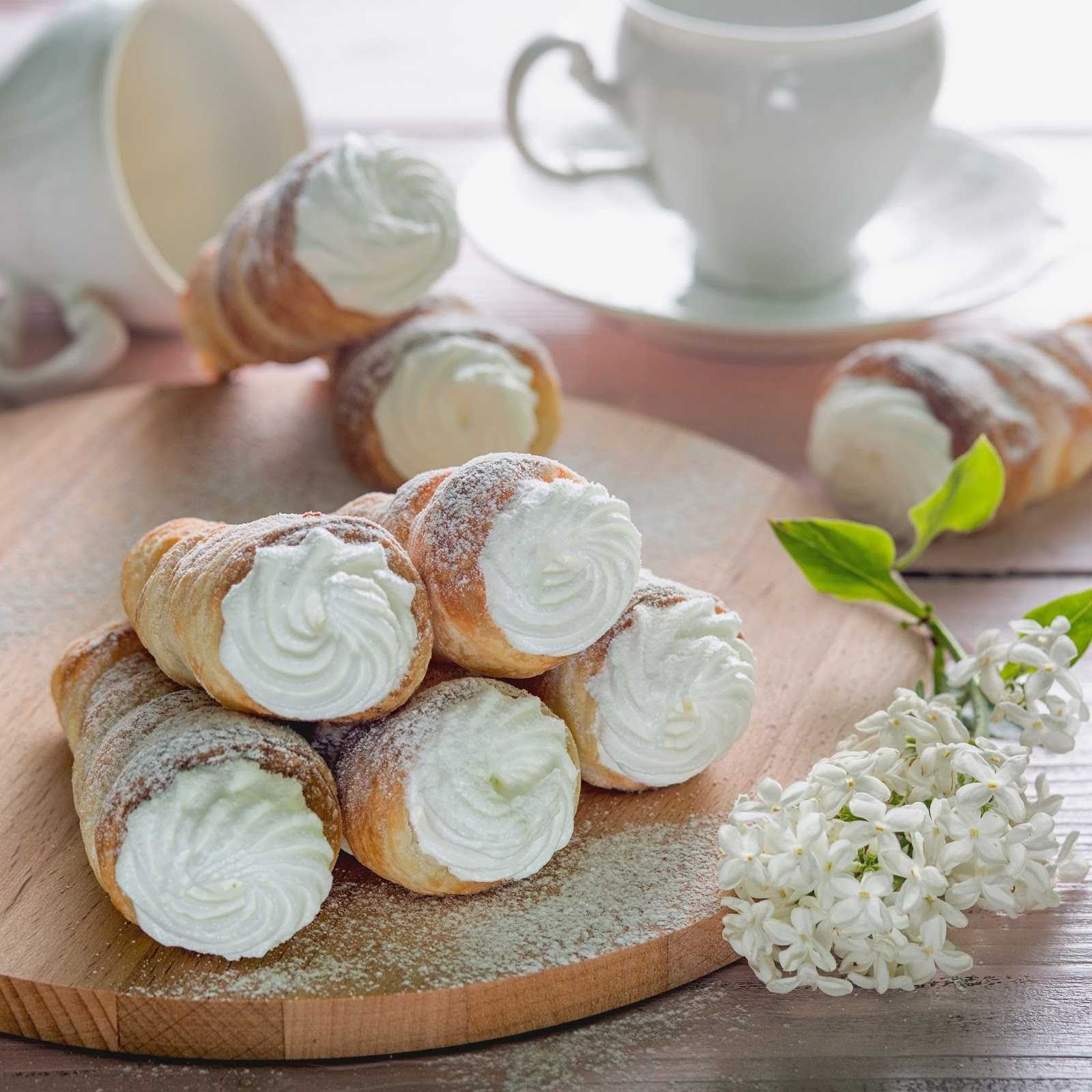 Слоёные трубочки с белковым кремом