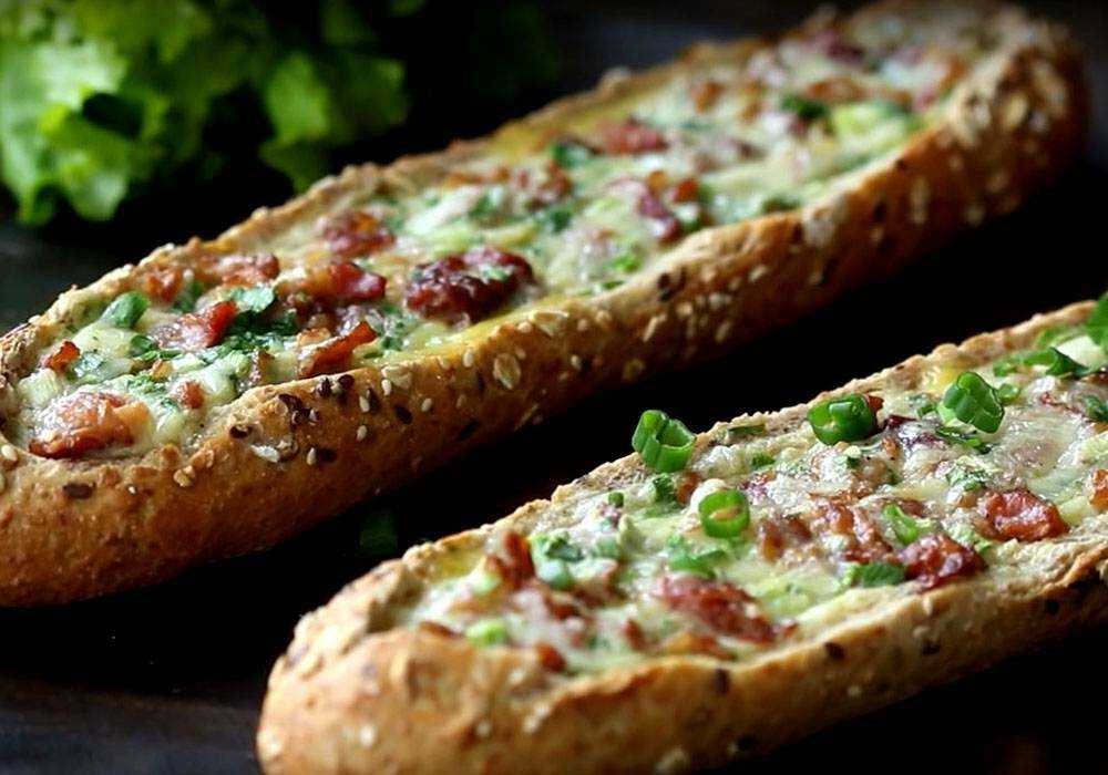 Багет с сыром и чесноком