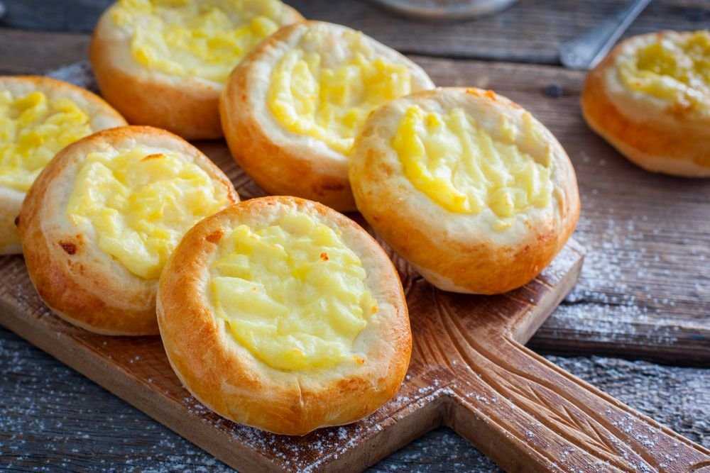 Пышные и ароматные шанежки с картошкой: простые рецепты