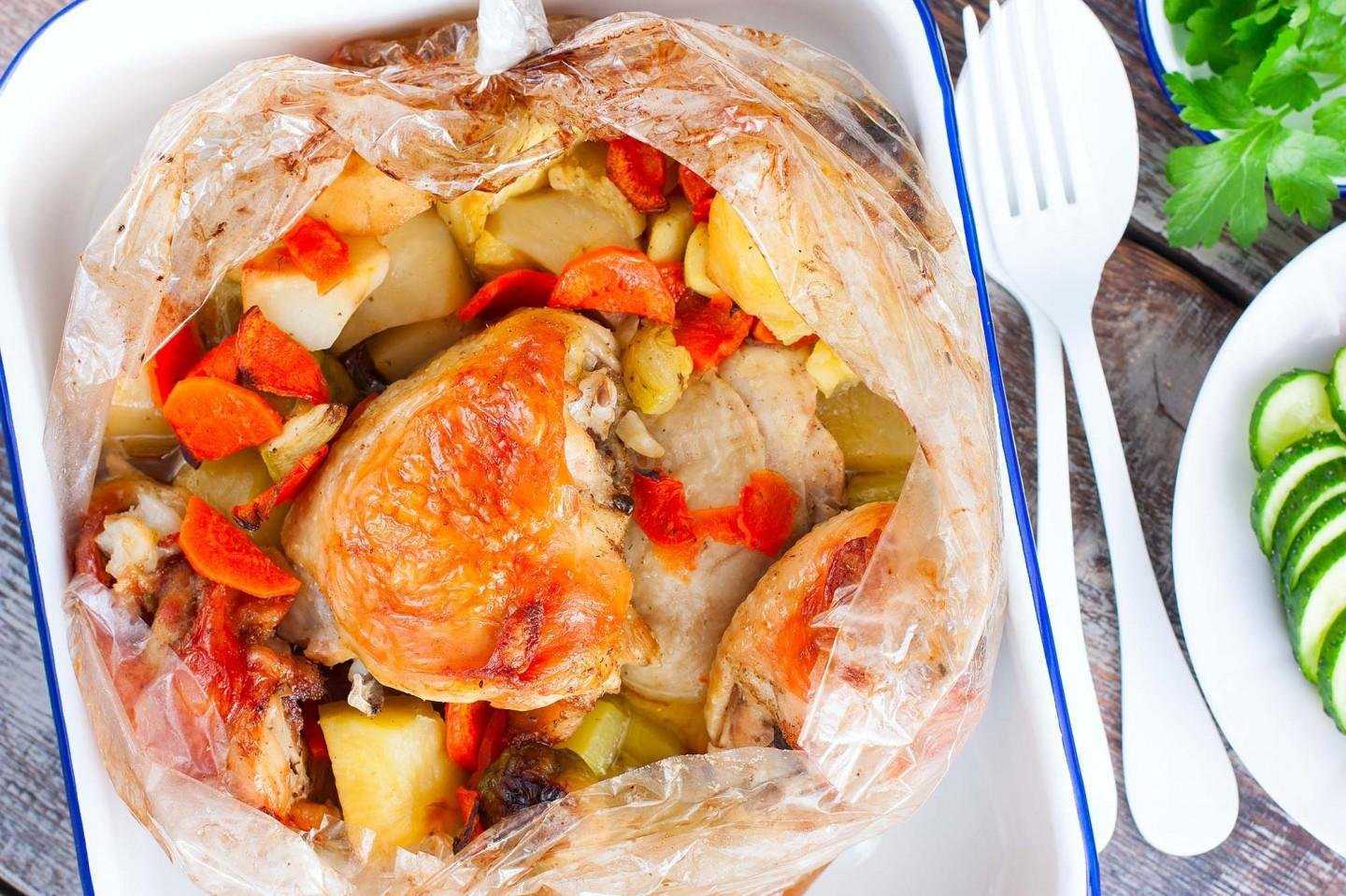 Очень аппетитный и простой рецепт курицы с овощами в рукаве подойдет для любителей полезных и не очень хлопотных блюд Сочное мясо, невероятно ароматные и вкусных овощи - что может быть лучше