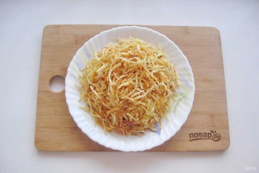 Салат блондинка с маринованной свининой и картофелем фри
