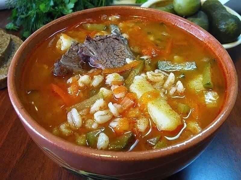 Рассольник с перловкой и солеными огурцами | 4 вкусных рецепта