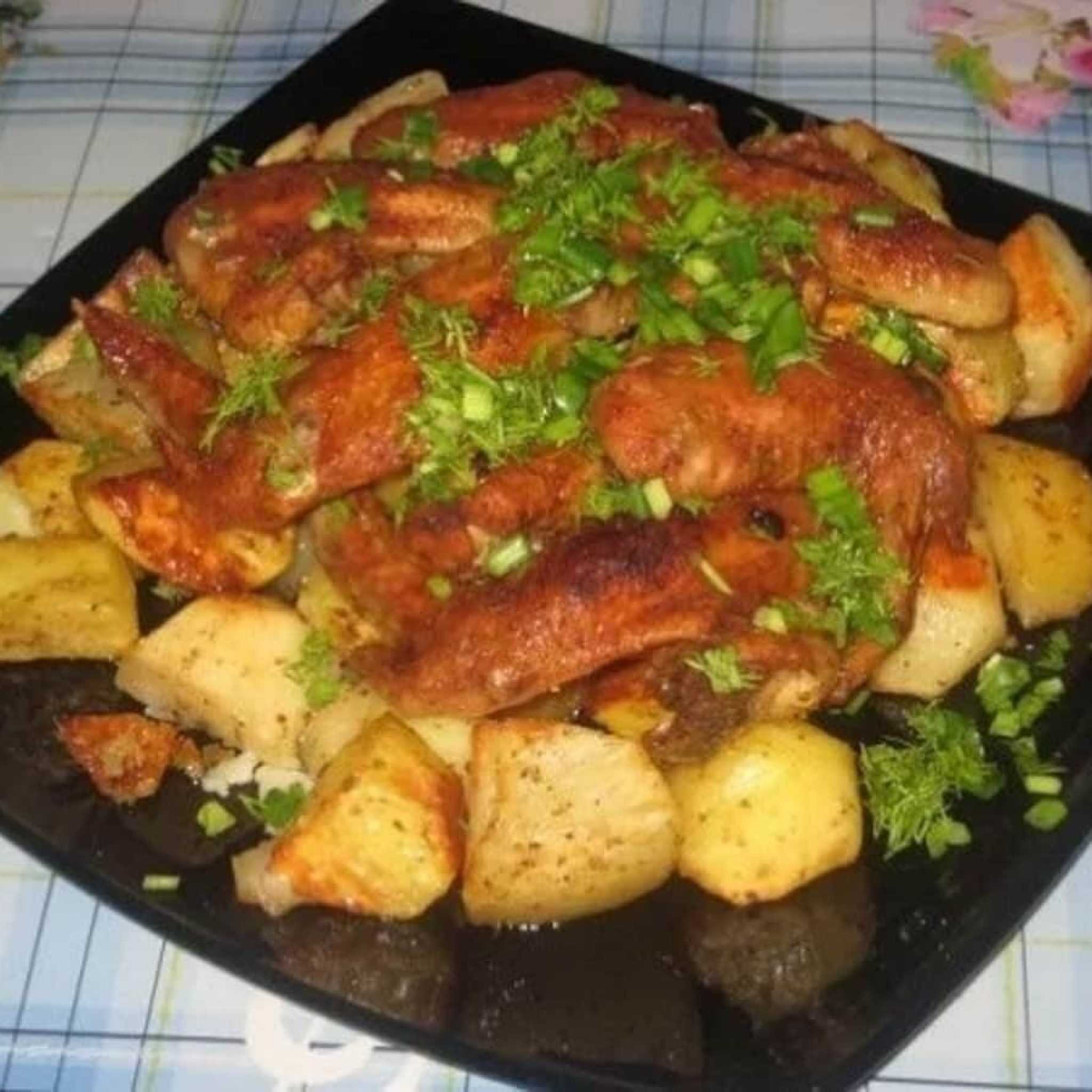 Куриные крылышки с молодым картофелем, запеченные в духовке