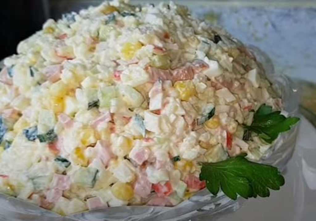 Крабовый салат с огурцом и кукурузой – 6 классических рецептов