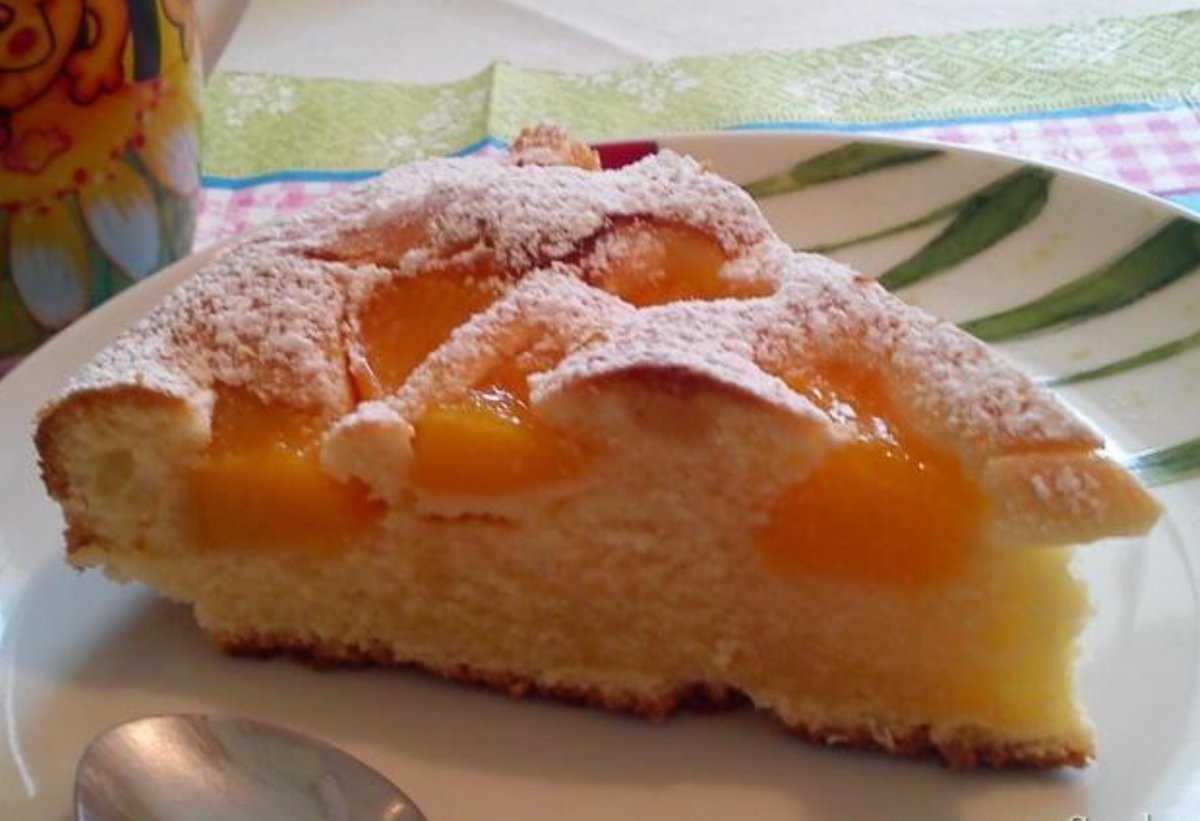 Творожный десерт — пирог с персиками