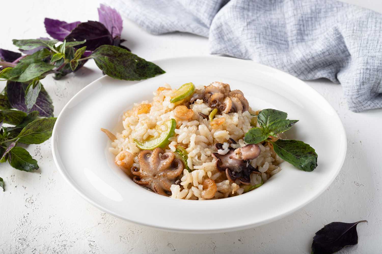 Курица с рисом и овощами в духовке - 2 рецепта приготовления
