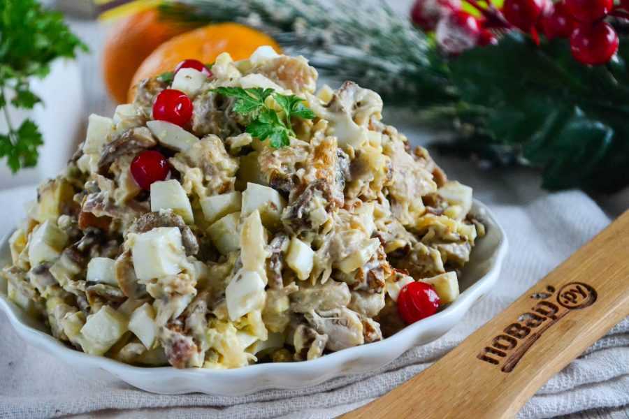 Слоеный салат с курицей и грибами рецепт с фото пошагово - 1000.menu