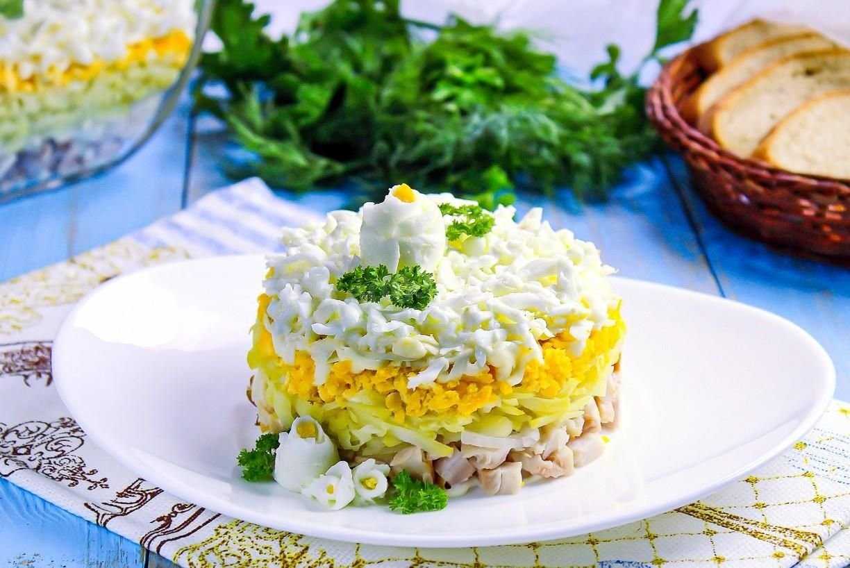 Салат "алекс" с курицей и маринованными шампиньонами - 7 пошаговых фото в рецепте