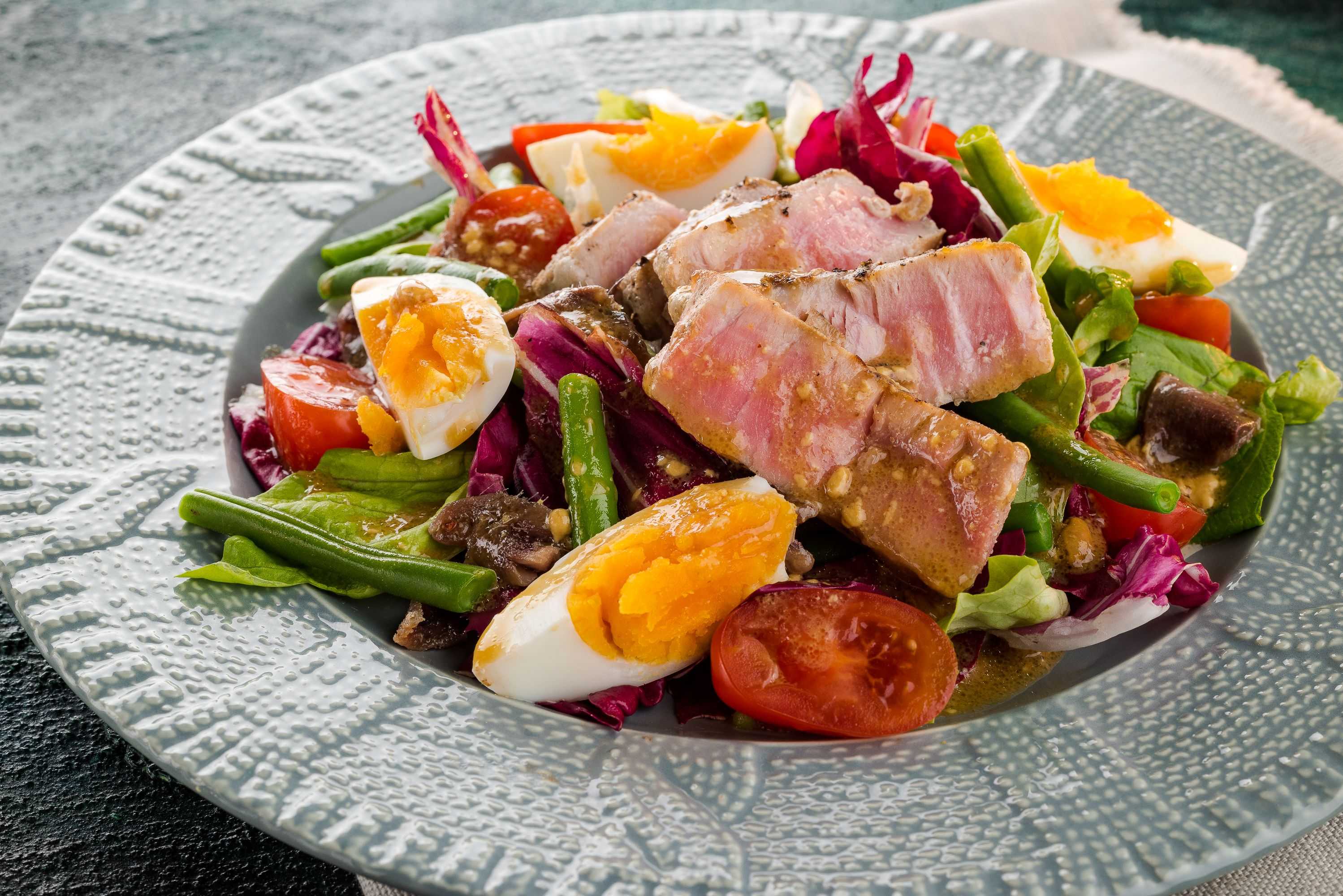 20 вкусных салатов с тунцом, которые удивят ваших гостей