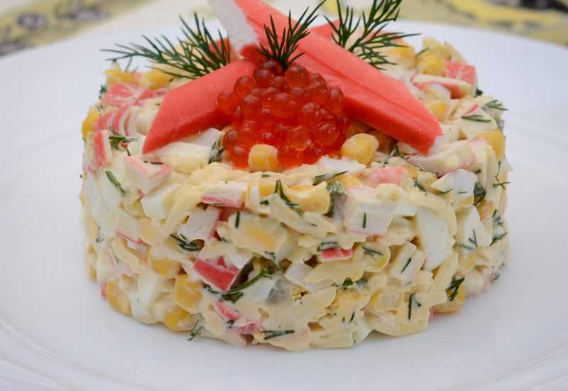 Салат с крабовыми палочками и кукурузой — 7 классических рецептов