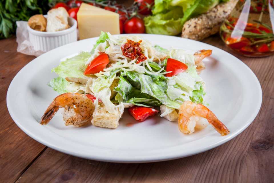 Салат «цезарь» с креветками | ура! повара 👨‍🍳 | дзен