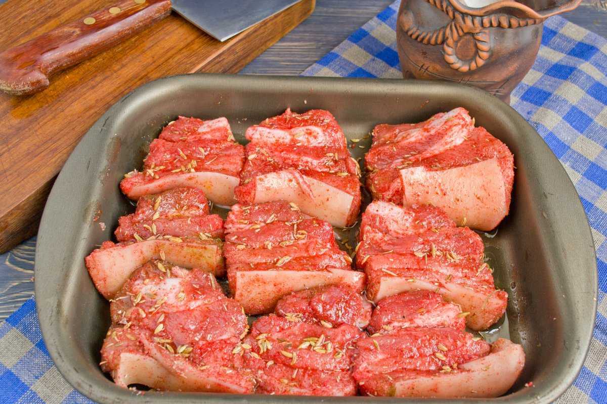 Сколько готовится мясо в духовке свинина. Свинина в духовке. Мясо в духовке из свинины. Мякоть свинины в духовке. Мясо в духовке из свинины с овощами.