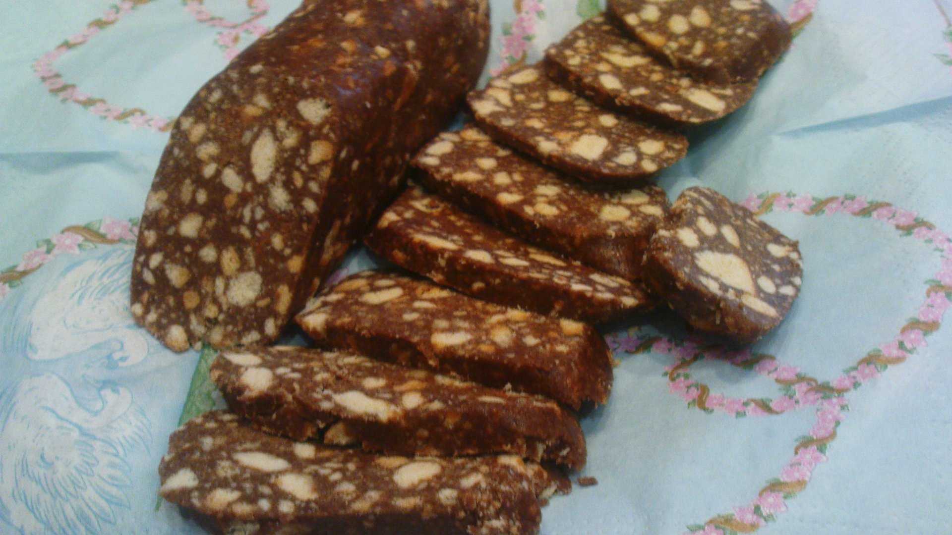 Сладкая шоколадная колбаска из печенья со сгущенкой