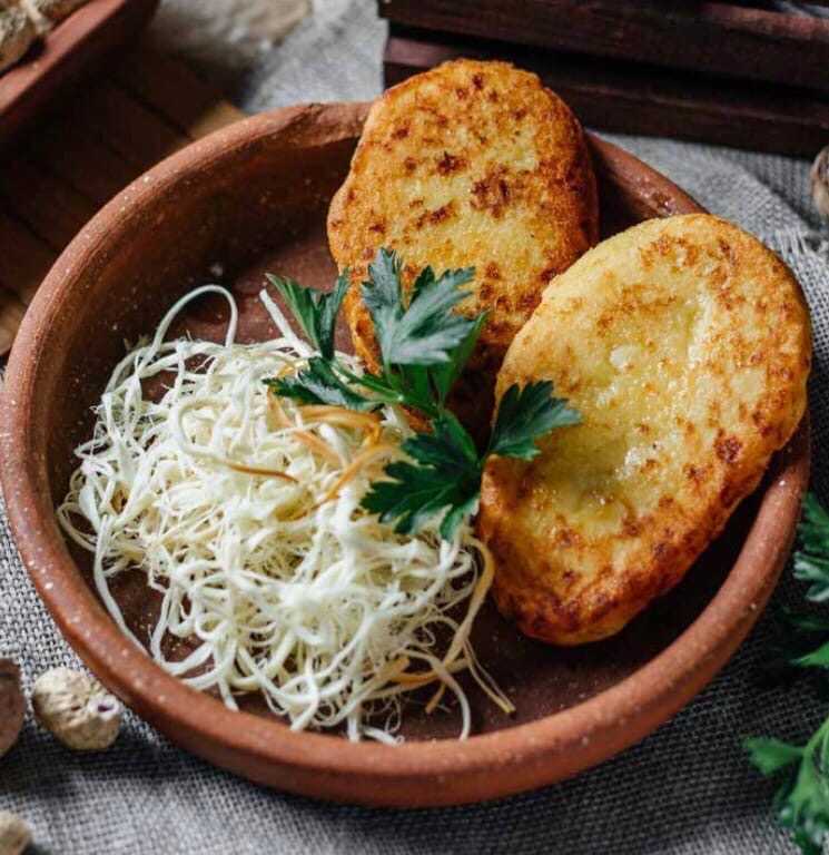 Када — грузинская выпечка с грецкими орехами и сливочным маслом (kada — georgian pastries with walnuts and butter)
            грузинское слоеное печенье с ореховой начинкой