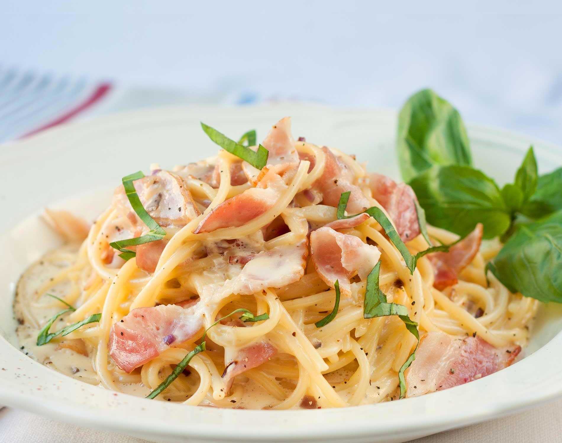 Паста карбонара с курицей и сливками – экспериментальный вариант культового рецепта