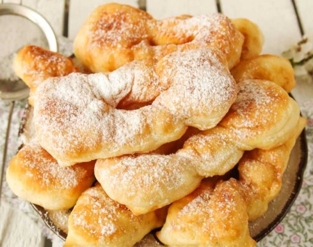 Пышки со сметаной и сахаром