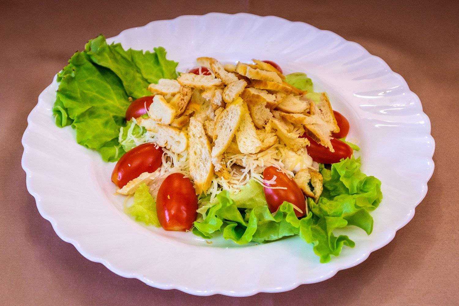 20 салатов с куриной грудкой, которые оценит любая хозяйка
