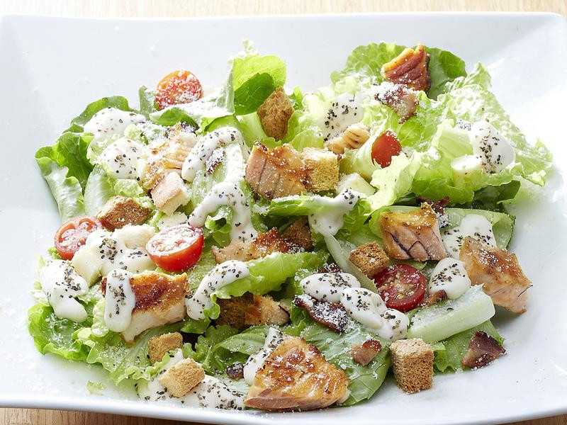 Сегодня предлагаю приготовить вкусный и сытный крабовый салат с куриной грудкой Готовится он очень просто и быстро Приятного аппетита