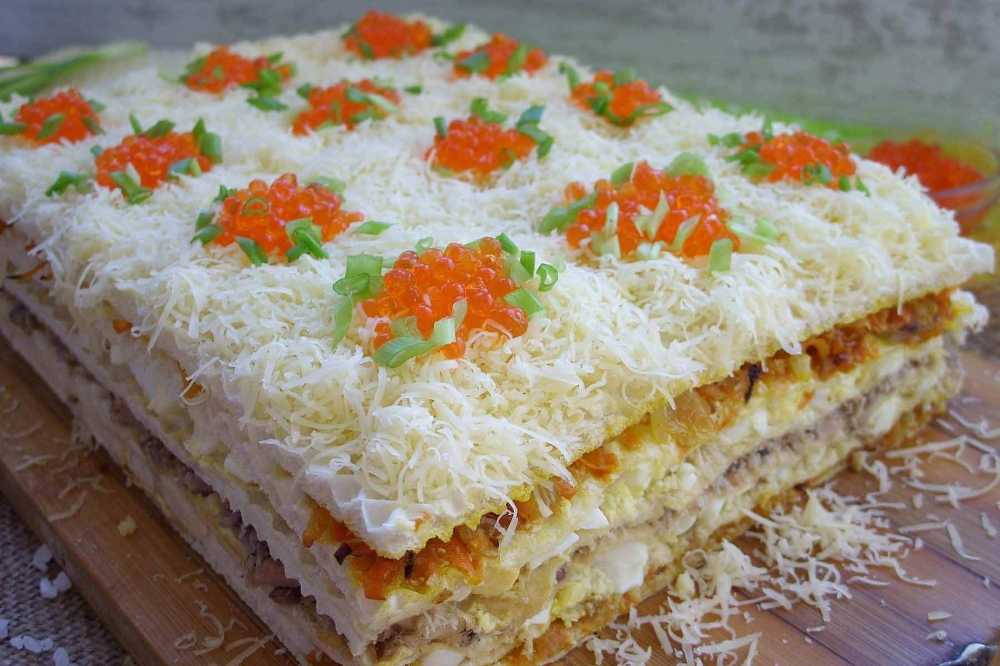 Пирог из готовых слоеных коржей с рыбными консервами