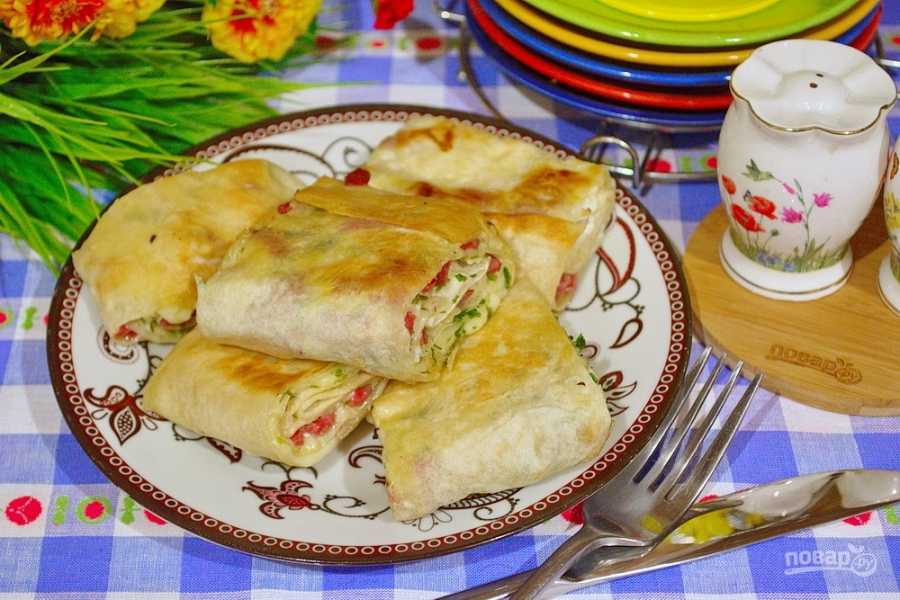 Треугольники из лаваша с сыром и колбасой, рецепт с фото