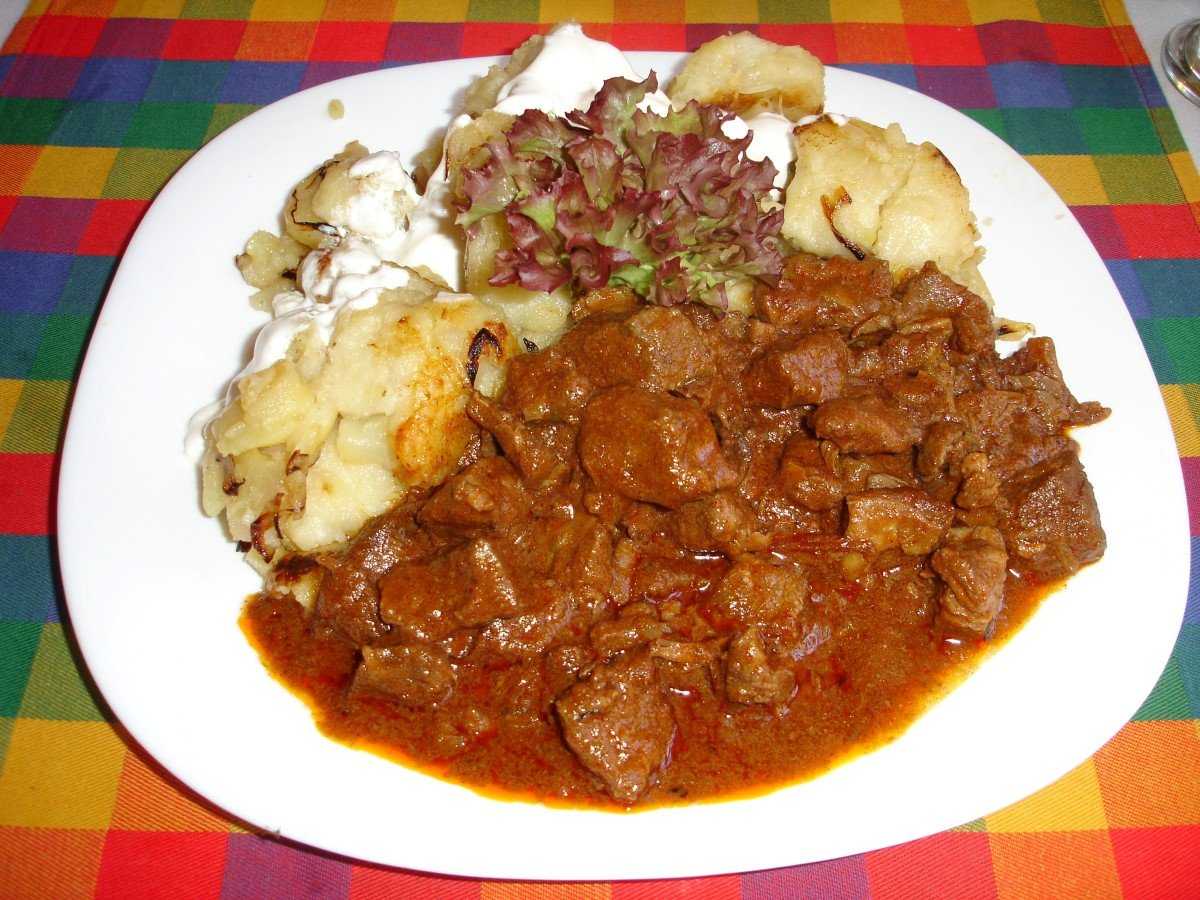 Как приготовить гуляш из говядины с подливкой, чтобы мясо было мягким