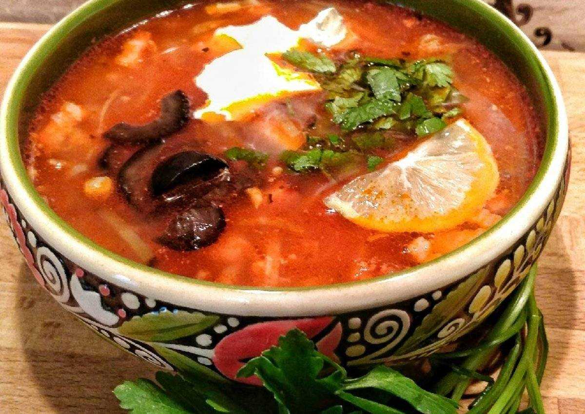 Классическая сборная солянка с колбасой и не только (рецепт с фото)