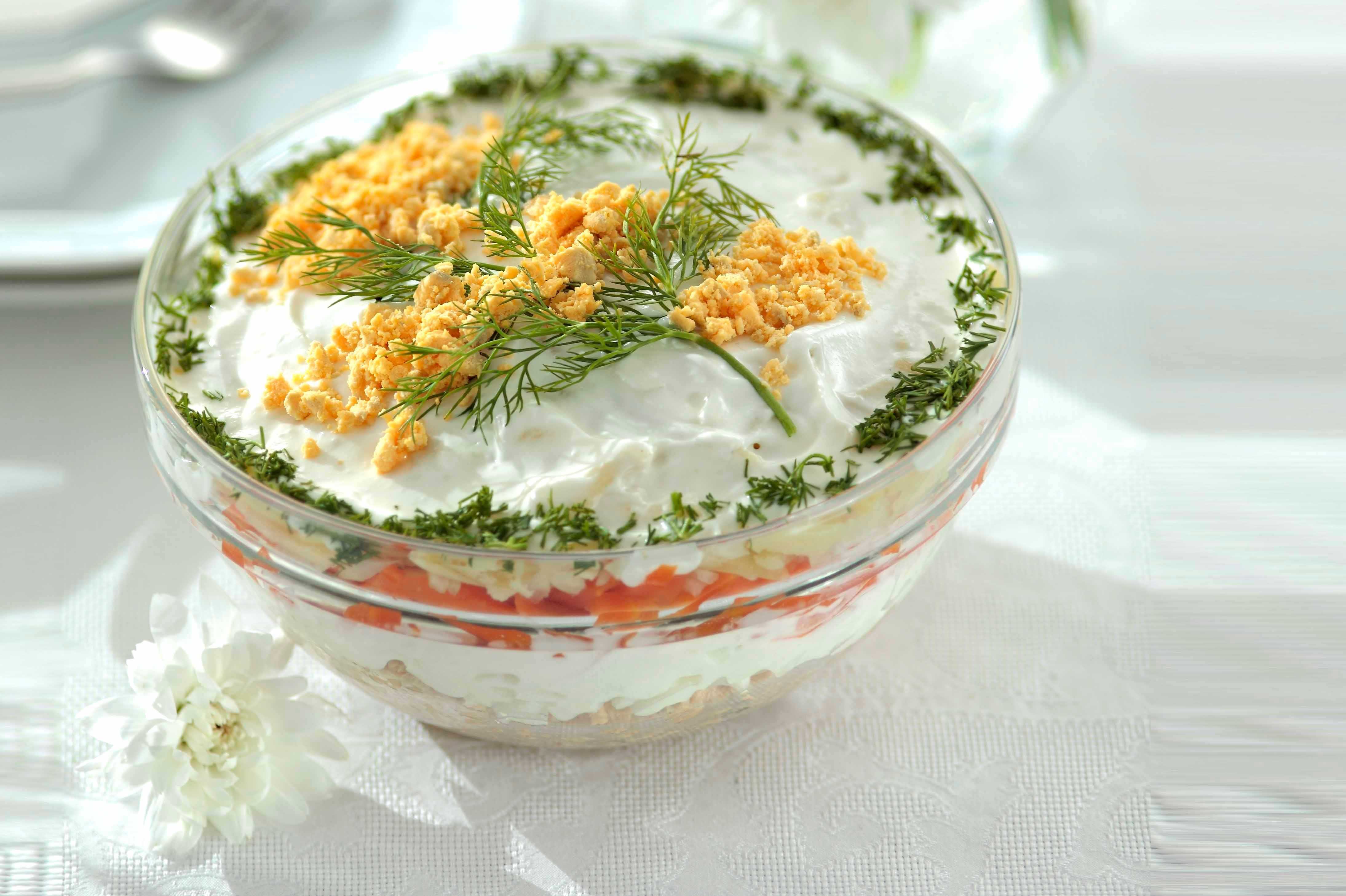 Салаты с красной рыбой: очень вкусные простые рецепты