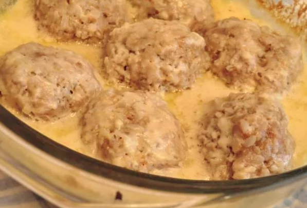 Тефтели с рисом и подливкой: 6 рецептов вкусного приготовления