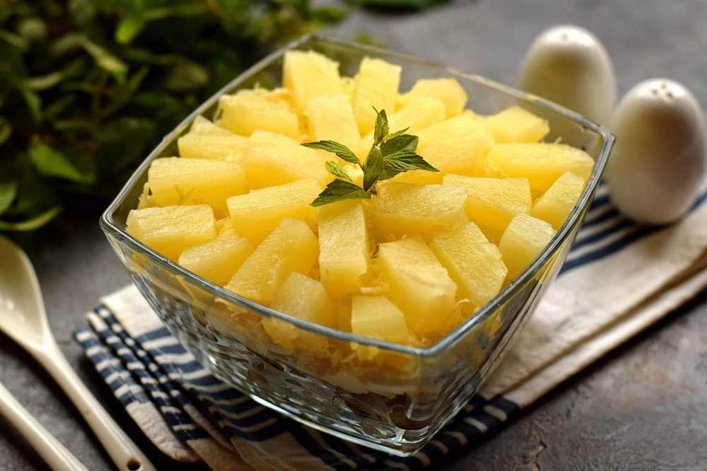 Салат с консервированными ананасами на праздничный стол - 5 вкусных вариантов