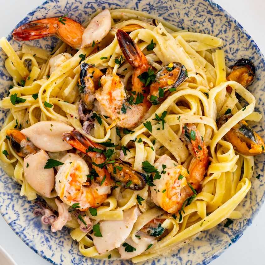 Морской коктейль в сливочном соусе. рецепты с макаронами, чесноком, сыром, рисом, помидорами