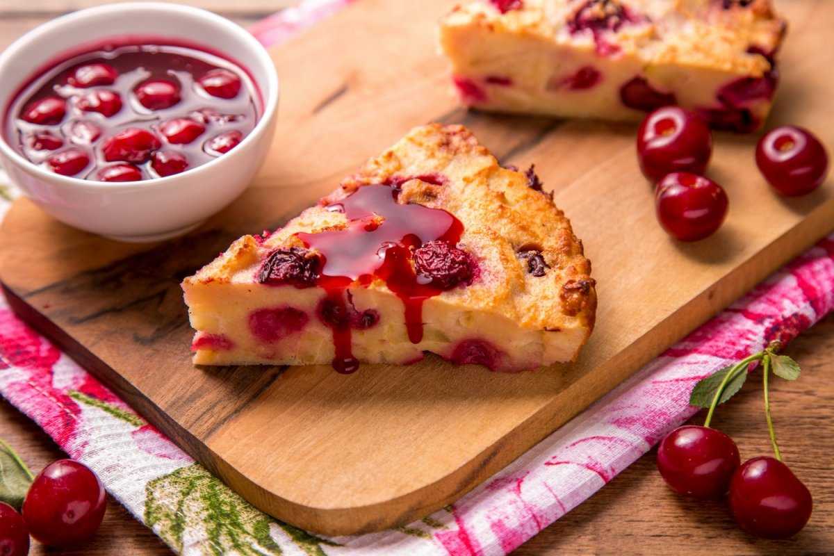 Пирог с творогом и вишней
